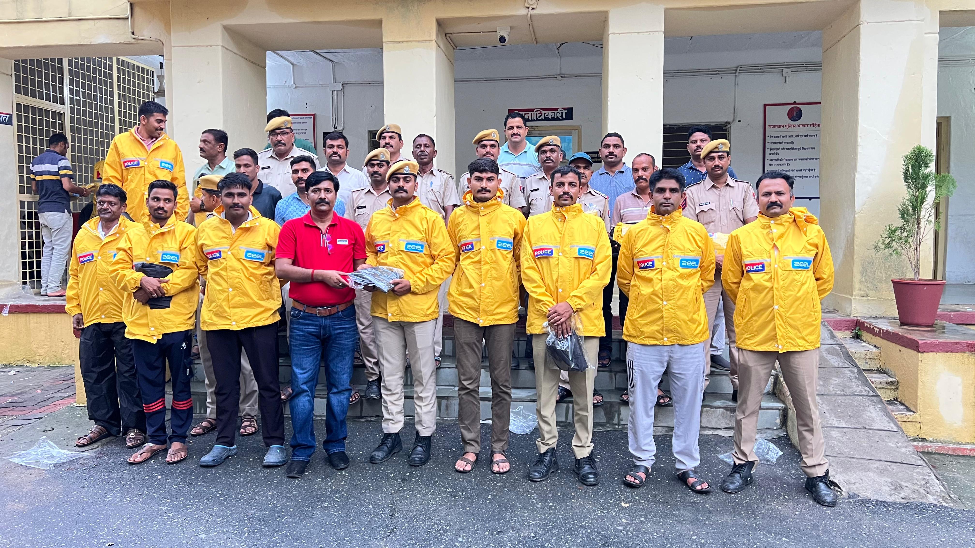 सागवाड़ा में पुलिसकर्मियों कोबाटे रेनकोट, बरसात में मिलेगी राहत