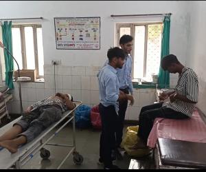 तेज रफ्तार कार ने बाइक को मारी टक्कर, युवती सहित तीन घायल, अहमदाबाद से लौटते समय दोवड़ा में हुआ हादसा