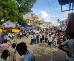 ओबरी कस्बे में ट्रक की टक्कर से महिला घायल, खस्ताहाल पार्किंग व्यवस्था और सफेद लाइनिंग की लापरवाही उजागर